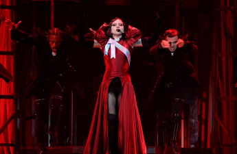 Lady Gaga má na plese Mayhem šerpu s transsexuální vlajkou a fanoušci cítí lásku