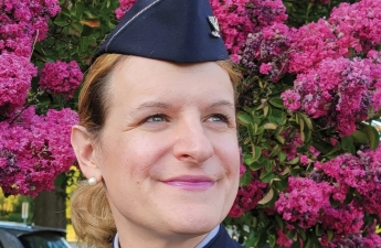 Vyhozena z armády za to, že je transsexuální, kniha důstojníka vesmírných sil se dostala na seznam zakázaných knih ministerstva obrany