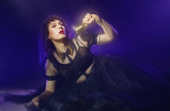 Rozhovor: Sam Nicoresti – trans komička, která vyhrála Edinburgh Comedy Award