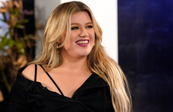 TV producentka Kelly Clarkson se v 63 letech přiznala jako transgender s pomocí slavných přátel, včetně Melissy Gilbertové