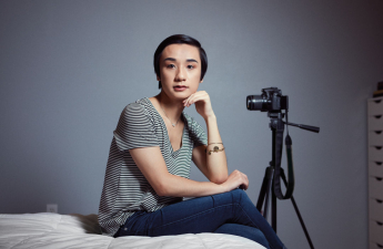 YouTuberka Kevin Ninh se svěřuje babičce, že je transgender