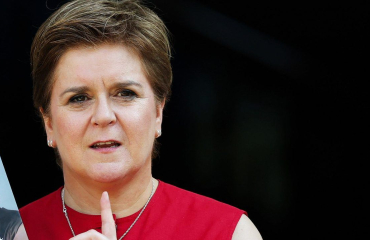 J. K. Rowlingové pro-trans nepřítelkyně Nicola Sturgeon se právě přiznala - je queer.