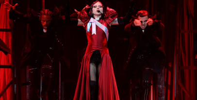 Lady Gaga má na plese Mayhem šerpu s transsexuální vlajkou a fanoušci cítí lásku