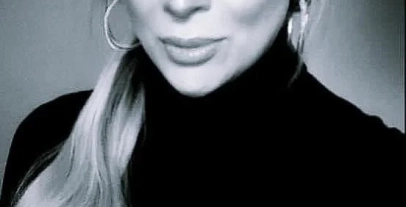 Mariah Molina je trans kadeřnice, která se vrací k špatným vlasům jako k zbraním radosti.