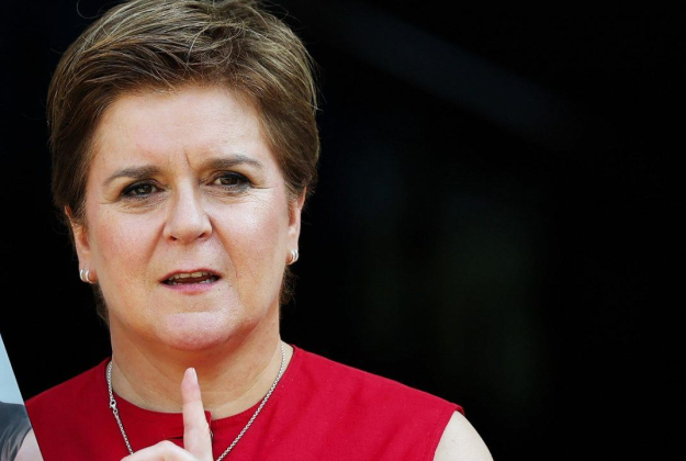 J. K. Rowlingové pro-trans nepřítelkyně Nicola Sturgeon se právě přiznala - je queer.