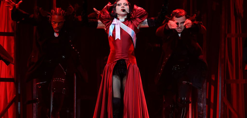 Lady Gaga má na plese Mayhem šerpu s transsexuální vlajkou a fanoušci cítí lásku