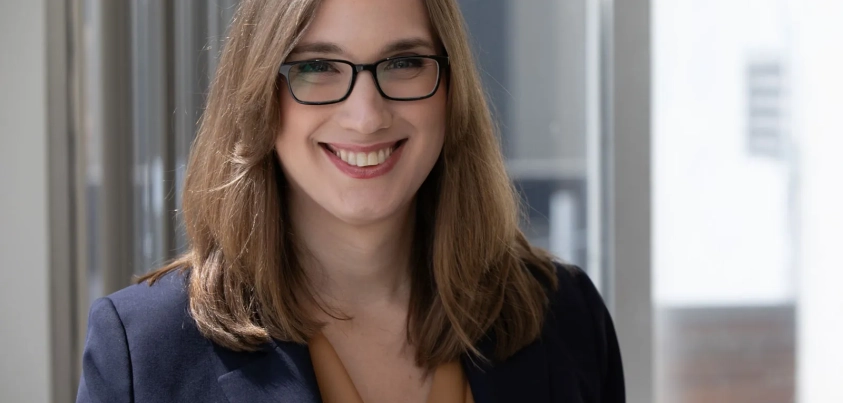 Prvním úspěšným návrhem zákona Sarah McBride je zákon o soukromém kapitálu, který spolupodpořil republikán, bojující proti transsexuálům.