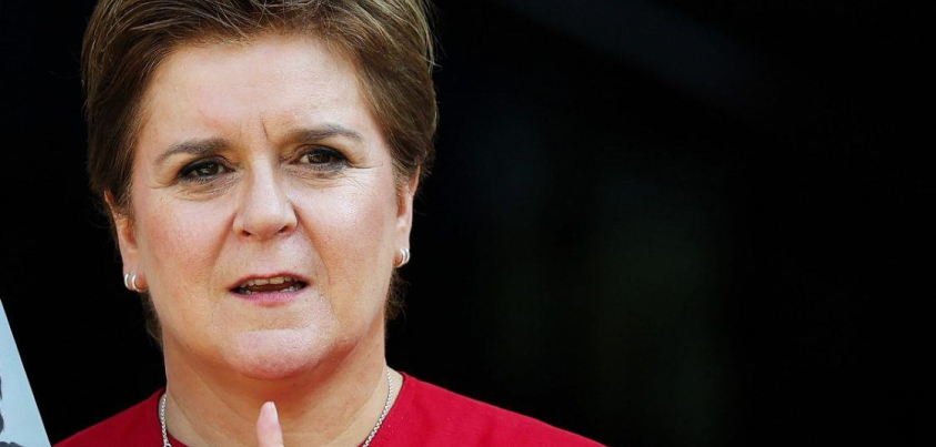 J. K. Rowlingové pro-trans nepřítelkyně Nicola Sturgeon se právě přiznala - je queer.