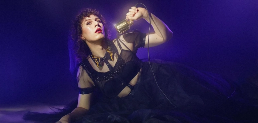 Rozhovor: Sam Nicoresti – trans komička, která vyhrála Edinburgh Comedy Award