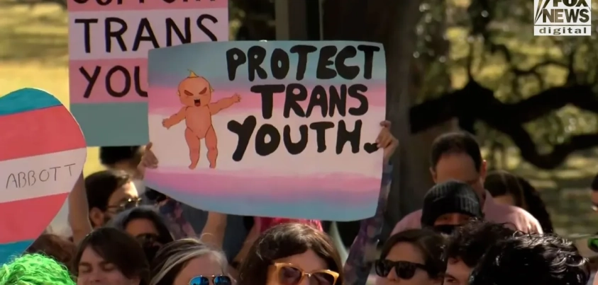 Mladí trans lidé bojují za péči, zatímco kalifornské kliniky ustupují Trumpovi: „Jak se tohle může dít tady?”