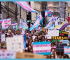 Desítky tisíc lidí vyšly do ulic na London Trans+ Pride 2025