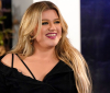TV producentka Kelly Clarkson se v 63 letech přiznala jako transgender s pomocí slavných přátel, včetně Melissy Gilbertové